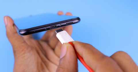 Cómo limpiar el puerto de carga USB del móvil para dejarlo como nuevo