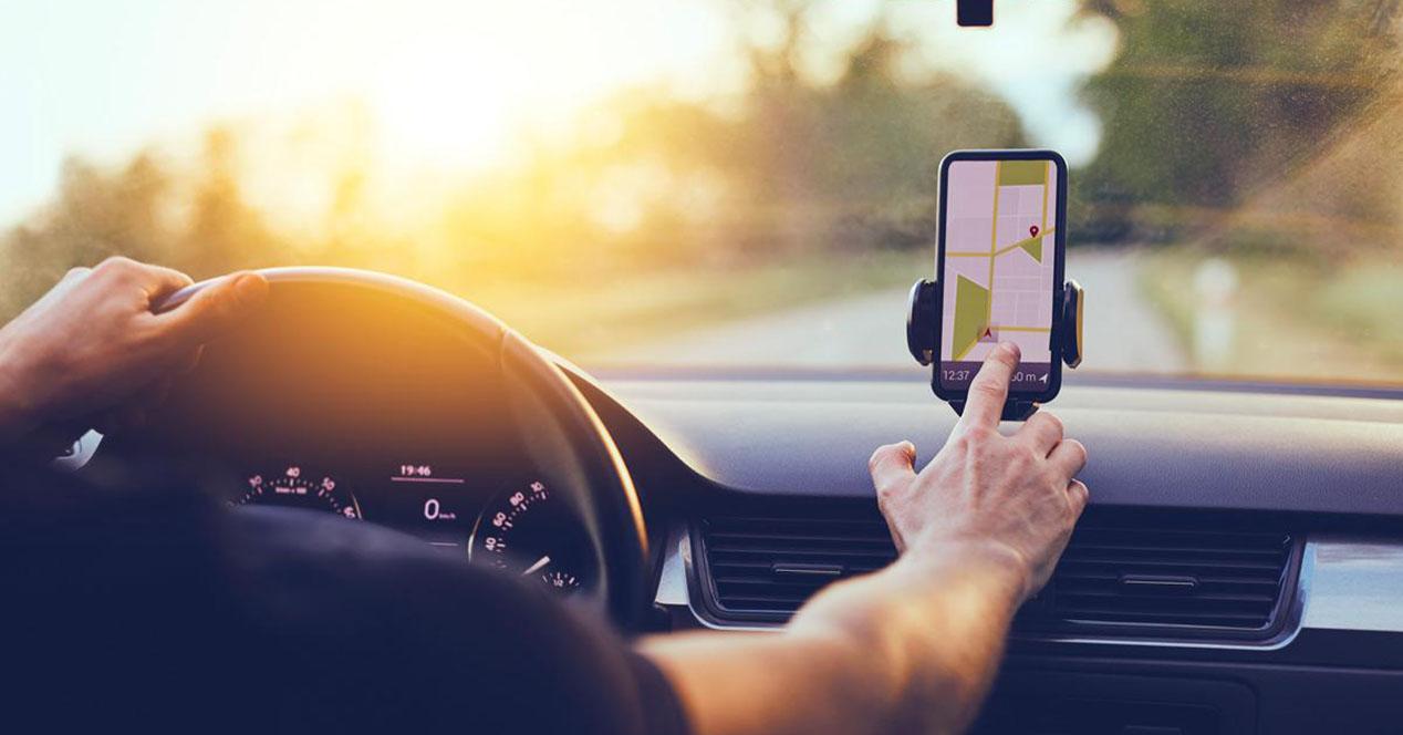 Utiliza el GPS de tu móvil mientras conduces cómodamente y sin sustos con  estos cinco soportes para coche