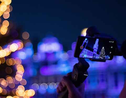 Soporte, micrófono y luz LED para el móvil: el extra perfecto para mejorar  fotos o vídeos