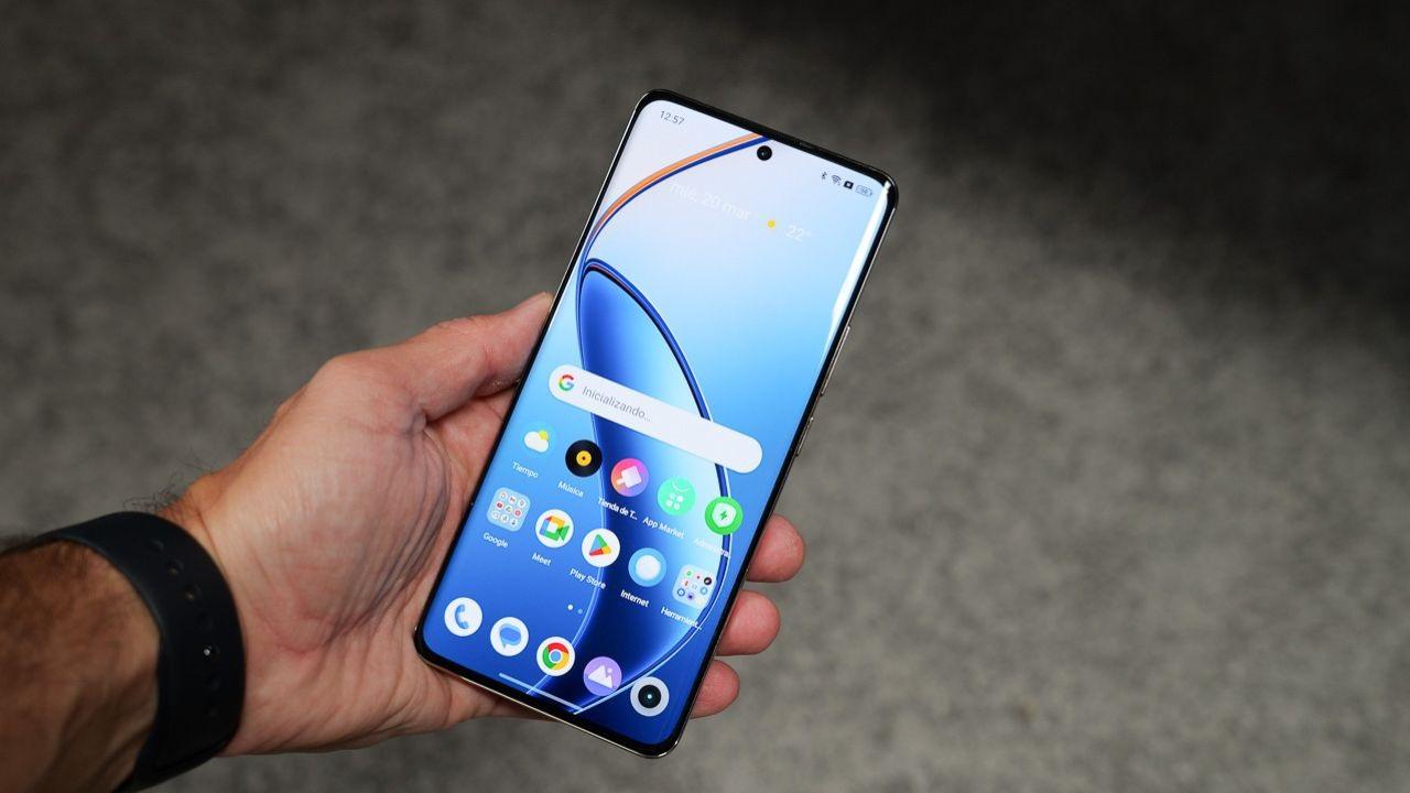 realme 12 pro+ 5g en mano