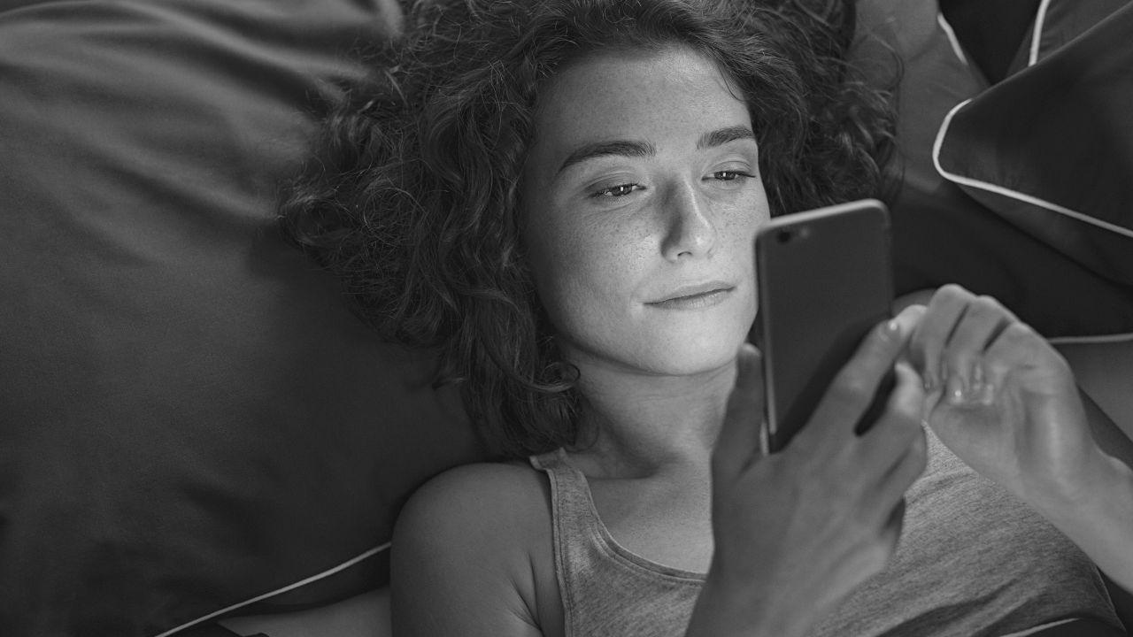 Mujer mirando el móvil antes de dormir