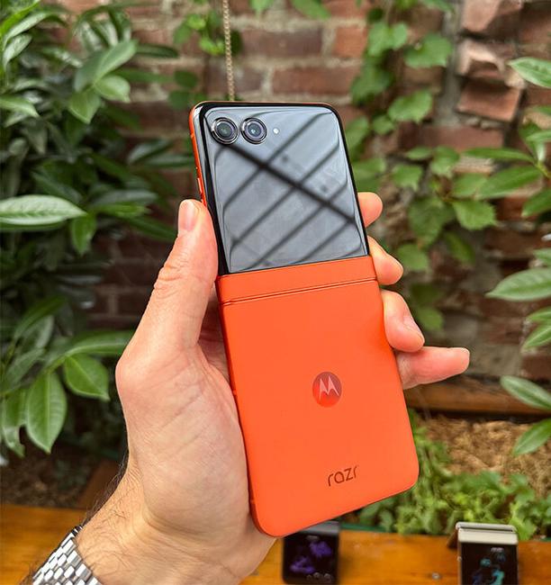 Motorola Razr 50 en color naranja abierto