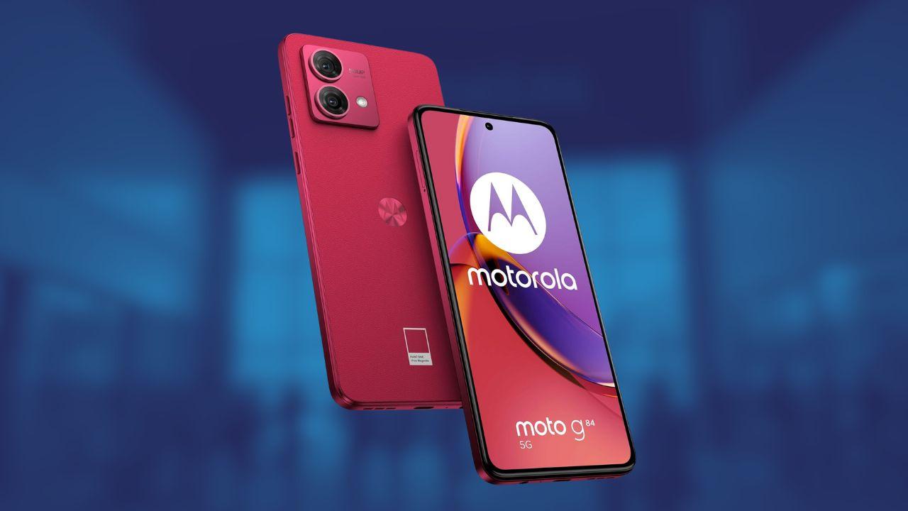 Destacada Motorola G84 color viva magenta