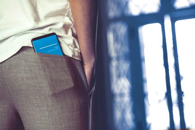 Móvil Samsung en bolsillo de pantalon